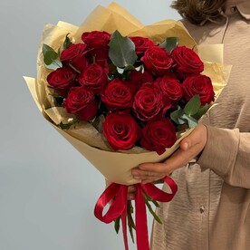 Букет из красных роз и эвкалипта 212
