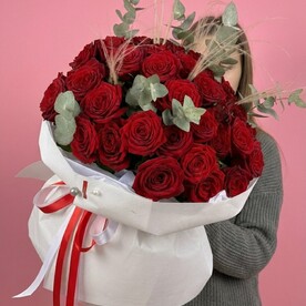 51 красная Роза с эвкалиптом 60 см