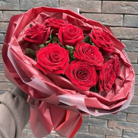 9 красных роз в бордовом