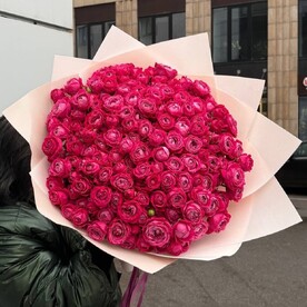 Кустовые розы в букете