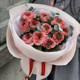 11 пионовидных роз с эвкалиптом