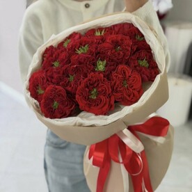 15 пионовидных роз