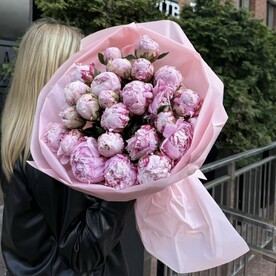 25 пионов в букете