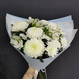 Букет Нежность из 2х видов хризантем и альстромерии