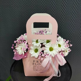 Хризантемы и гипсофилы в стильной сумочке Fresh flowers