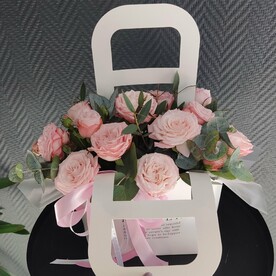 Нежные пионовидные розы Мадам Бомбастик в сумочке Fresh flowers