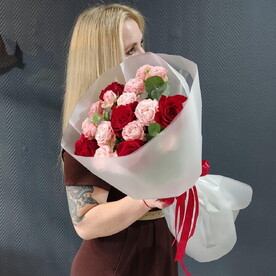Букет красных и розовых кустовых роз 🌹 Кружево