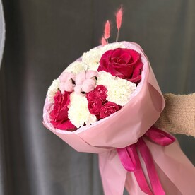 Букет из французских роз и диантусов