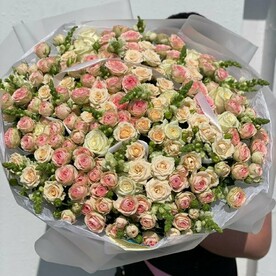 Букет кустовых роз и маттиолы