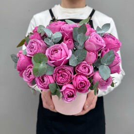 Роза пионовидная кустовая Мисти Баблс, Эвкалипт, Коробка шляпная х см