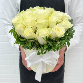 Роза аваланч, Пистация, Шляпная коробка бежевая см