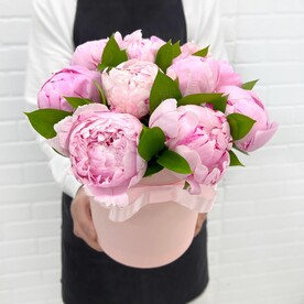 Пионы розовые 11шт в коробке flowerstorg n93
