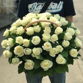 Цветы в корзине розы белые 51шт от flowerstorg n149
