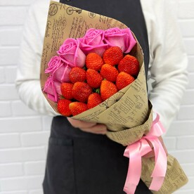 Букет розовых роз и клубники от flowerstorg n438