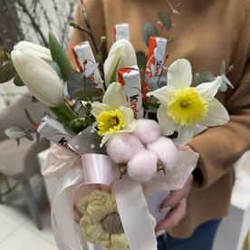 Коробка весенних цветов и сладостей