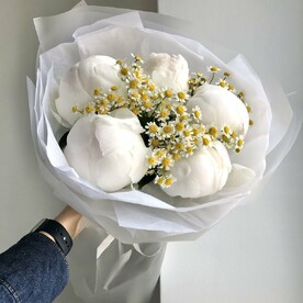Букет пионов и ромашек
