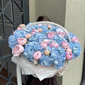 Корзина пионов и гортензий
