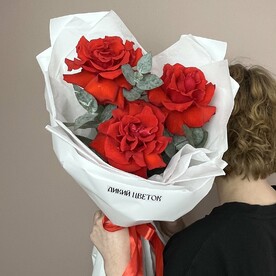 Моно букет из французских роз сорта нина с эвкалиптом