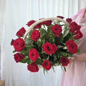 Корзина с красными розами