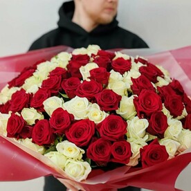 Букет из 101 красно-белых роз