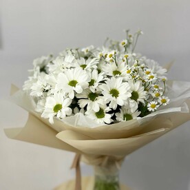 Букет из кустовых хризантем и танацетума