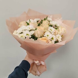 Букет из роз, сантини и фисташки
