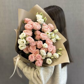 Нежный букет из эустомы и кустовой розы