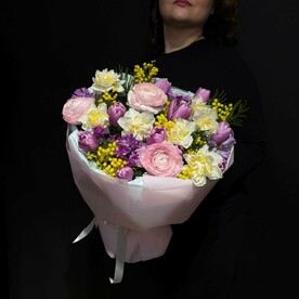 Весенний букет с тюльпанами, мимозой и гиацинтами