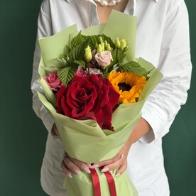 Роза кустовая, Роза французская, Подсолнух, Эустома, Дизайнерская упаковка