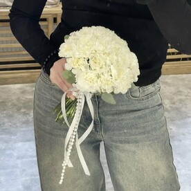 Букет невесты из гвоздик(25) с эвкалиптом (бутоньерка в подарок)