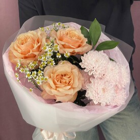 Букет с пионовидными розами, матрикарией и кустовой хризантемой🌸
