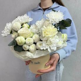 Коробка из хризантемы дубки, кустовой хризантемы, кустовой розы, диантусом и эвкалиптом