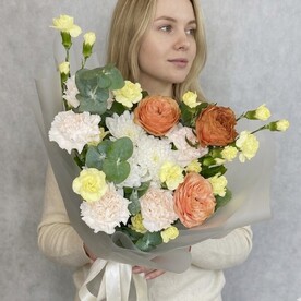 Гвоздика Кустовая жёлтая, Эвкалипт, Гвоздика кремовая, Роза пионовидная, Хризантема кустовая, Пленка корейская, Открытка, Подкормка для цветов
