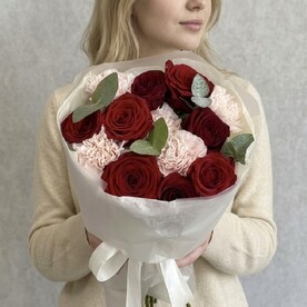 Роза ред наоми, Гвоздика кремовая, Эвкалипт, Пленка корейская, Тишью, Открытка по запросу, Подкормка для цветов, Утеплитель если погода того требует