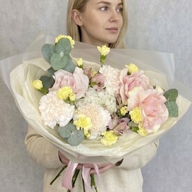 Гвоздика Кустовая жёлтая, Роза французская, Гвоздика кремовая, Эвкалипт, Альстромерия, Гортензия, Пленка корейская, Тишью, Открытка по запросу, Подкормка для цветов, Утеплитель если погода того требует