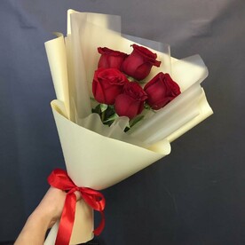 От всего сердца - букет из 5 роз красных в упаковке