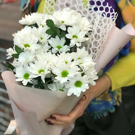 Радость души 1 - букет из 5 хризантем кустовых в упаковке