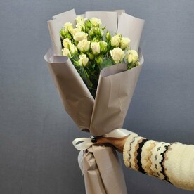 Легкость бытия - букет из 5 роз кустовых в упаковке