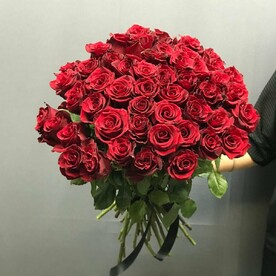 Навсегда в наших сердцах - траурный букет из 50 роз красных в ленте