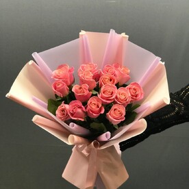 Нежная  привязанность - букет из 15 роз в упаковке