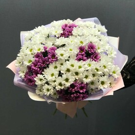 Непостижимое в постижимом - букет из 19 хризантем кустовых в упаковке
