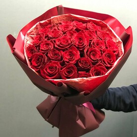 Красный малахит - букет из 27 роз красных в упаковке