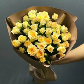Необузданность - букет из 7 роз кустовых в упаковке