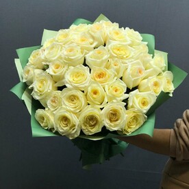 Неотразимая - букет из 37 роз в упаковке