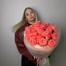 Букет из кустовых коралловых роз "Кларенс"