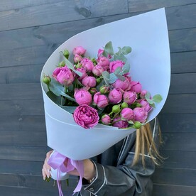 Букет из кустовых пионовидных роз с эвкалиптом "Мисти"