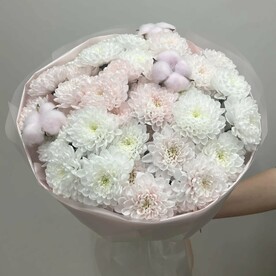 Букет из кустовых хризантем с хлопком "Нежность"