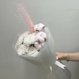 Букет из хризантемы, хлопка и пампасной травы