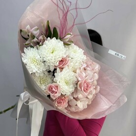 Цветы букет с гортензией и розами