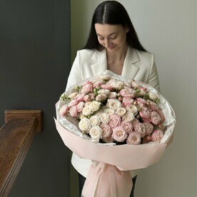 25 пионовидных кустовых роз